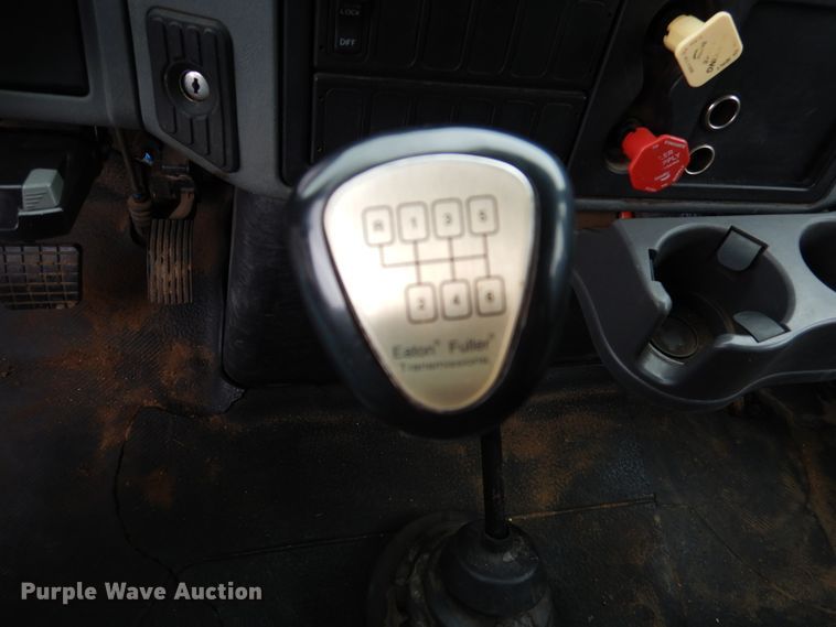 image for item AF9886 2003 International 4400  flatbed truck