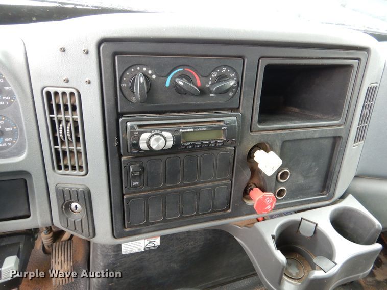 image for item AF9886 2003 International 4400  flatbed truck