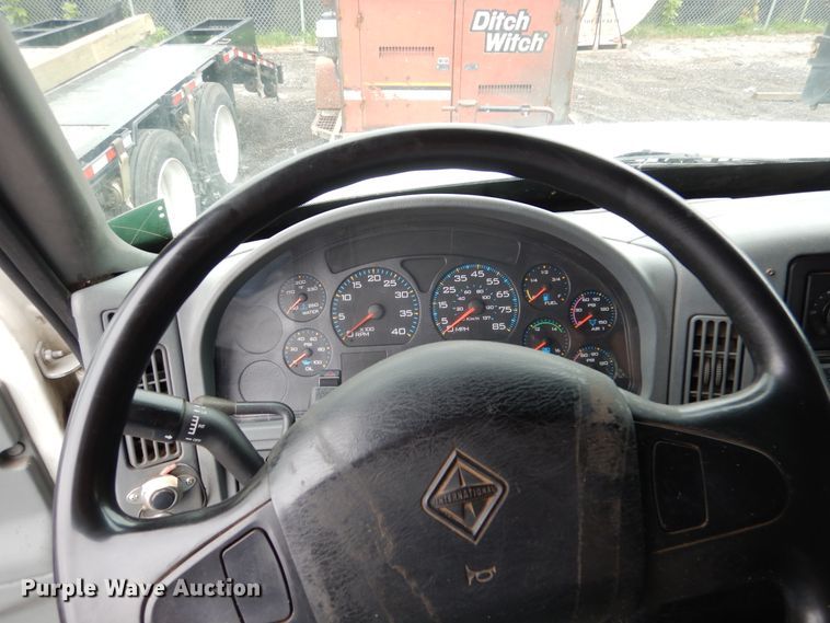 image for item AF9886 2003 International 4400  flatbed truck