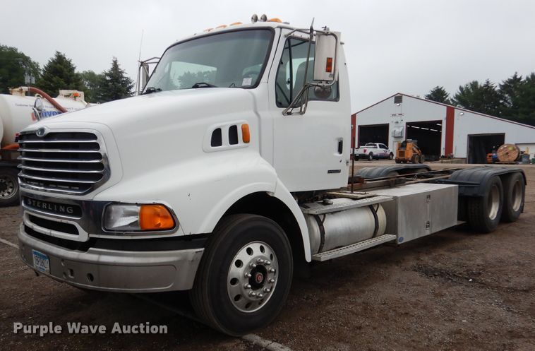 image for item AF9887 2002 Sterling A9500  truck cab and chassis