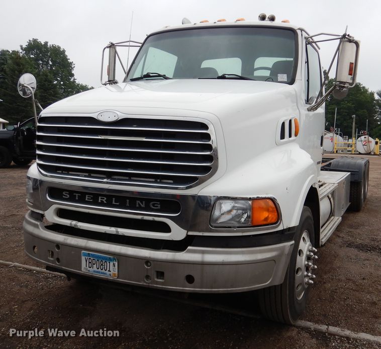 image for item AF9887 2002 Sterling A9500  truck cab and chassis