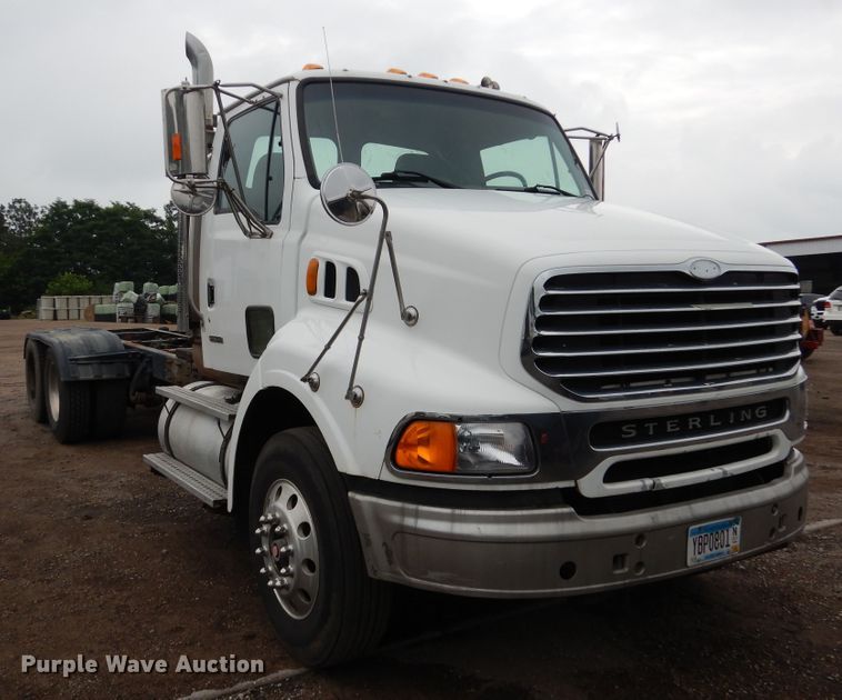 image for item AF9887 2002 Sterling A9500  truck cab and chassis