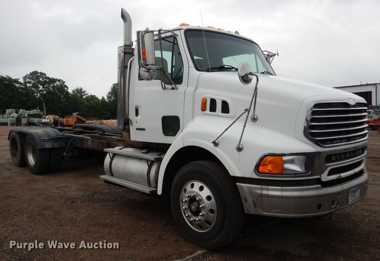 image for item AF9887 2002 Sterling A9500  truck cab and chassis