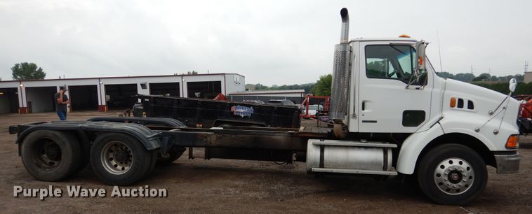 image for item AF9887 2002 Sterling A9500  truck cab and chassis