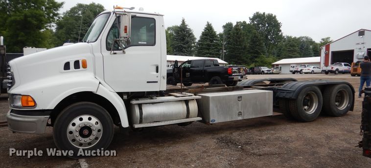 image for item AF9887 2002 Sterling A9500  truck cab and chassis
