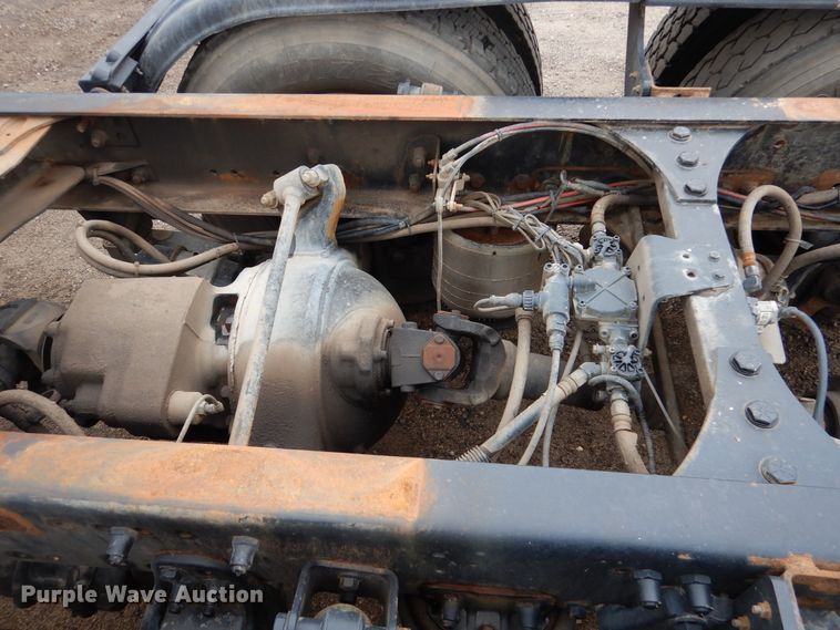 image for item AF9887 2002 Sterling A9500  truck cab and chassis