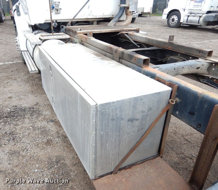 image for item AF9887 2002 Sterling A9500  truck cab and chassis