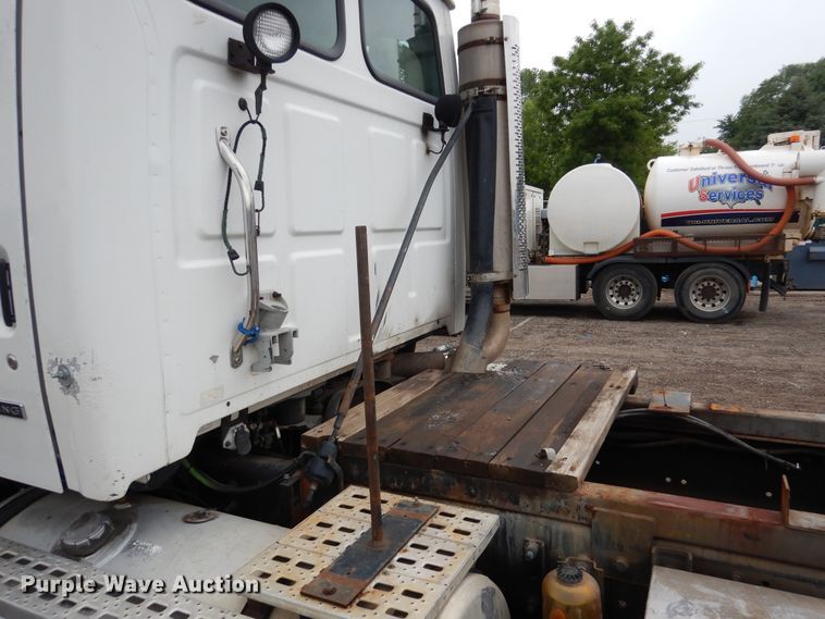 image for item AF9887 2002 Sterling A9500  truck cab and chassis