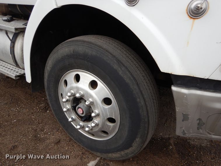 image for item AF9887 2002 Sterling A9500  truck cab and chassis