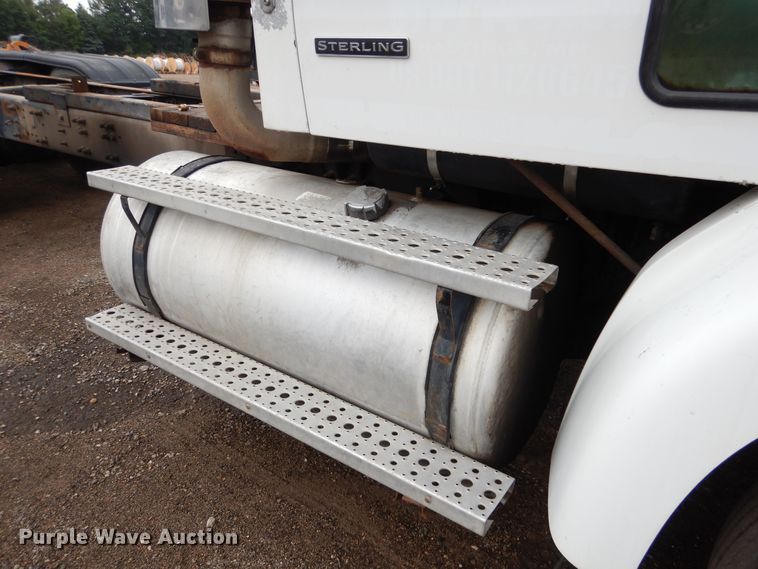 image for item AF9887 2002 Sterling A9500  truck cab and chassis