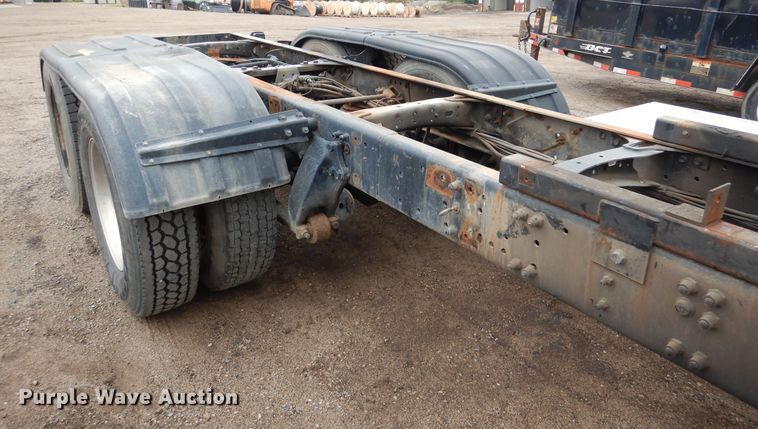 image for item AF9887 2002 Sterling A9500  truck cab and chassis