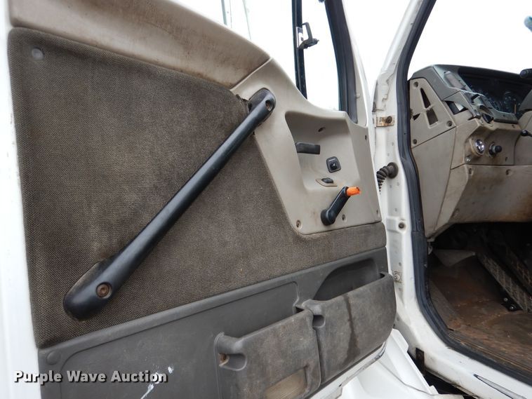 image for item AF9887 2002 Sterling A9500  truck cab and chassis