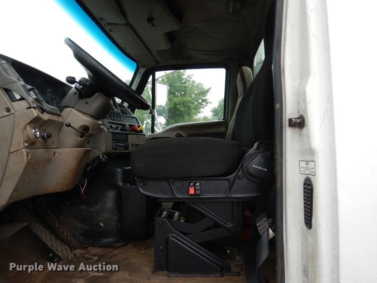image for item AF9887 2002 Sterling A9500  truck cab and chassis