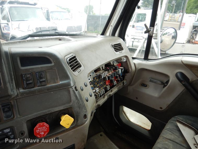 image for item AF9887 2002 Sterling A9500  truck cab and chassis