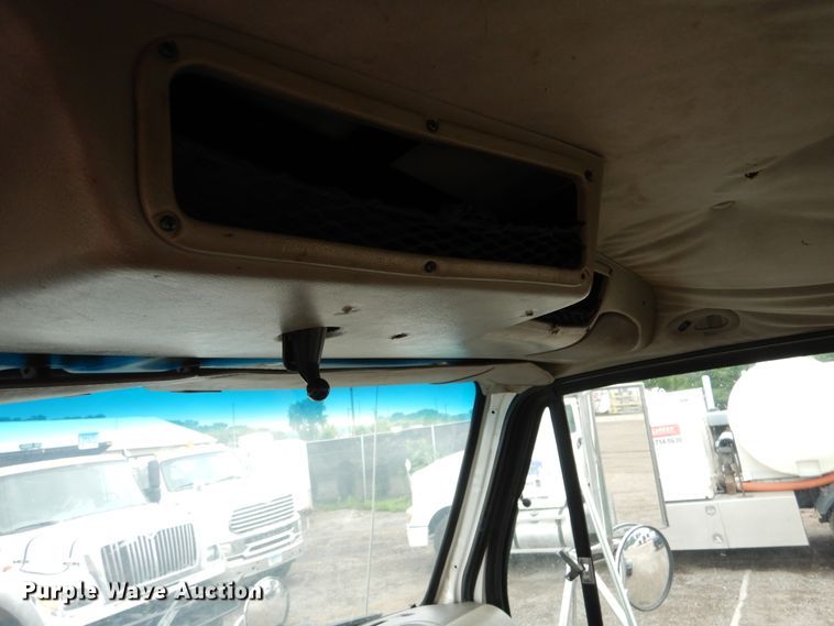 image for item AF9887 2002 Sterling A9500  truck cab and chassis