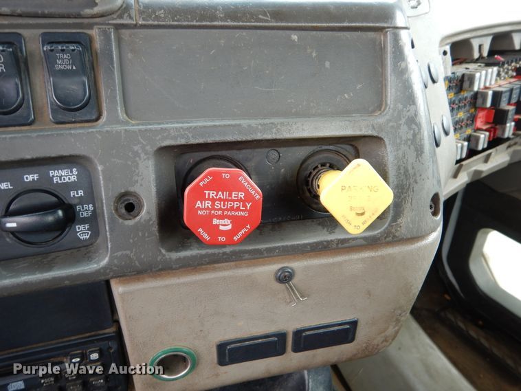 image for item AF9887 2002 Sterling A9500  truck cab and chassis