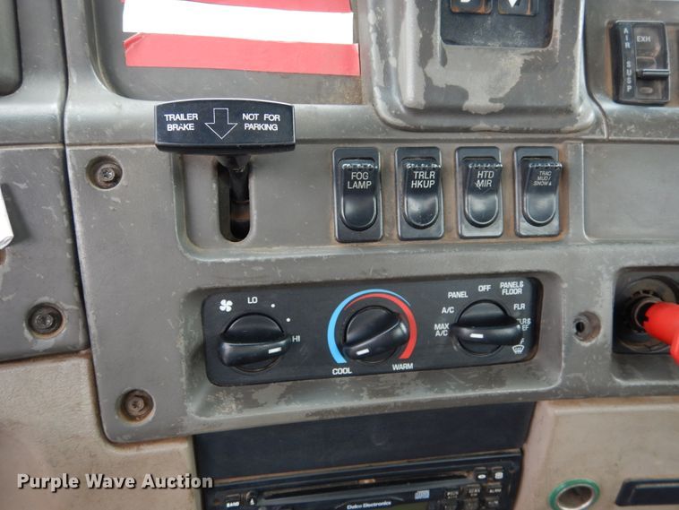 image for item AF9887 2002 Sterling A9500  truck cab and chassis