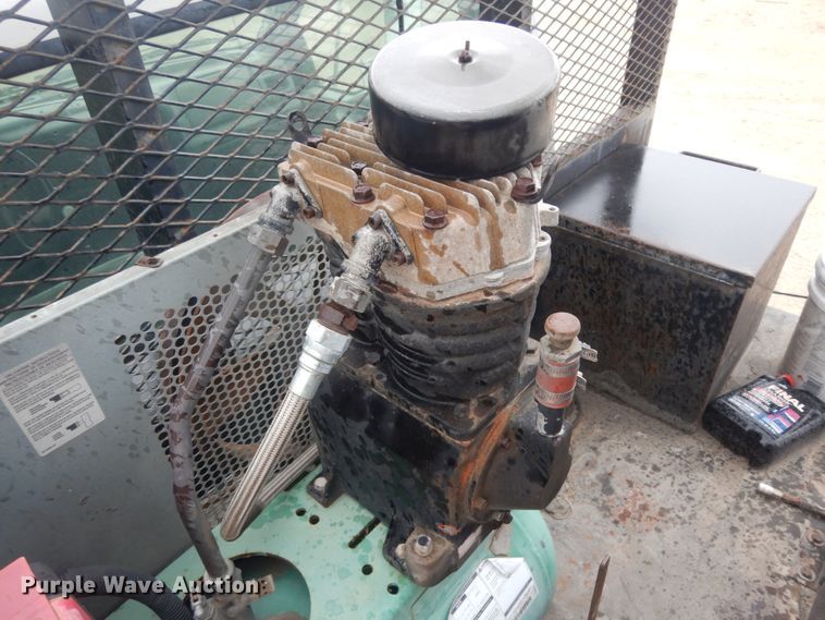 image for item DC2021 2000 Ford F650  flatbed truck with fuel / lube system