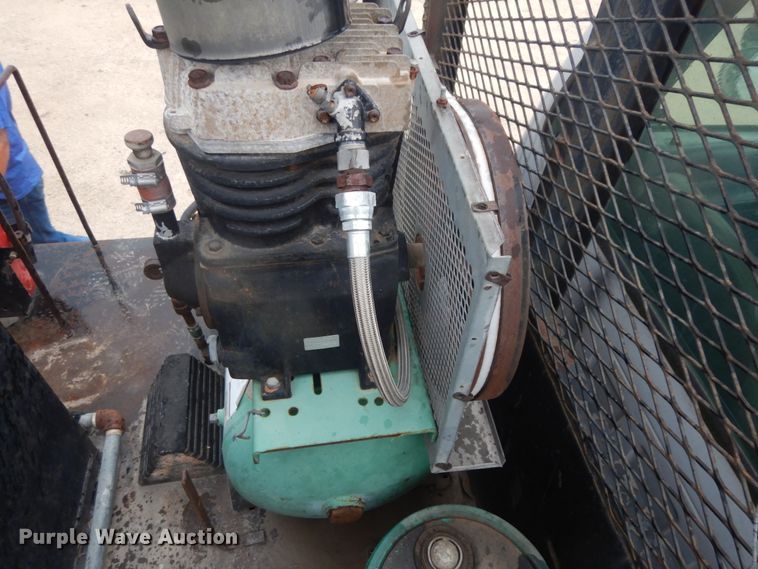 image for item DC2021 2000 Ford F650  flatbed truck with fuel / lube system