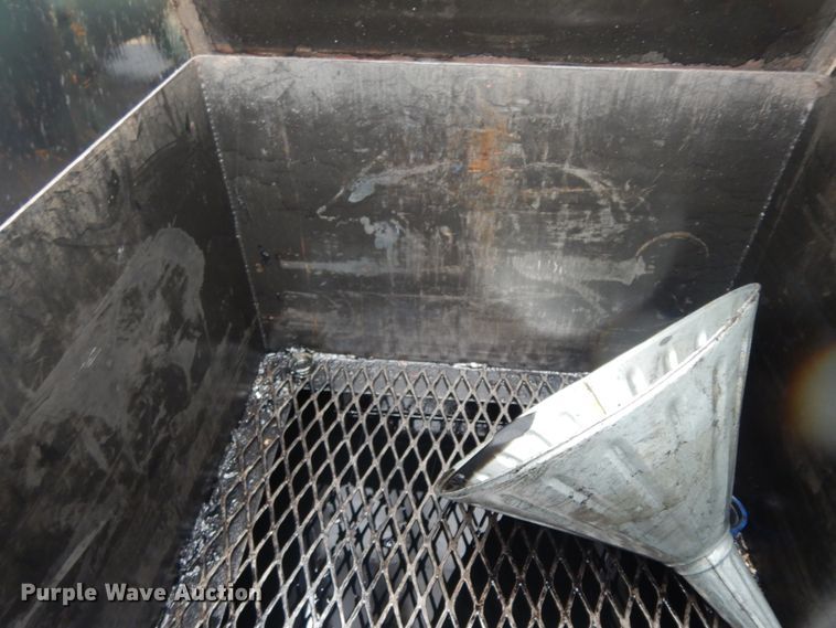 image for item DC2021 2000 Ford F650  flatbed truck with fuel / lube system