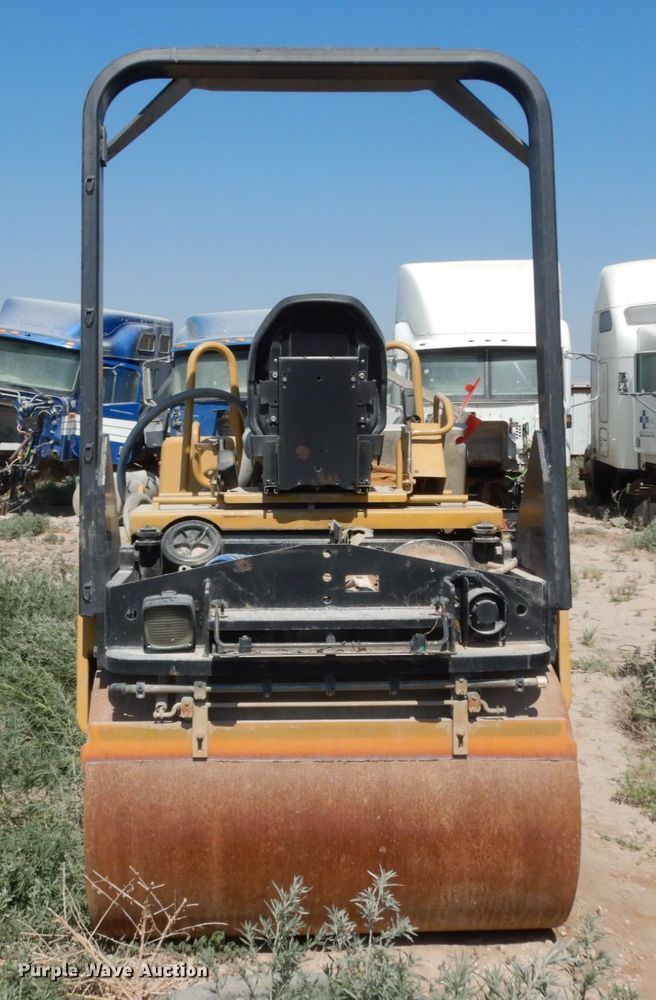 image for item DC2029 2006 Caterpillar CB-334E  vibratory double drum roller