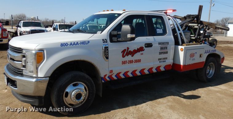 image for item DF6467 2017 Ford F350 Super Duty  SuperCab tow truck