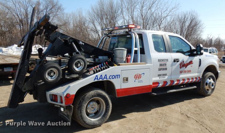 image for item DF6467 2017 Ford F350 Super Duty  SuperCab tow truck