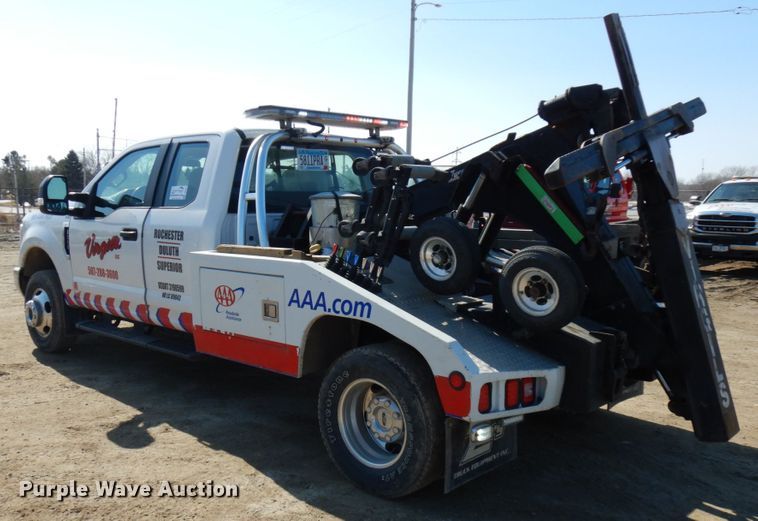 image for item DF6467 2017 Ford F350 Super Duty  SuperCab tow truck