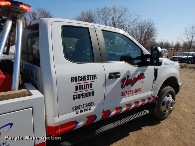 image for item DF6467 2017 Ford F350 Super Duty  SuperCab tow truck