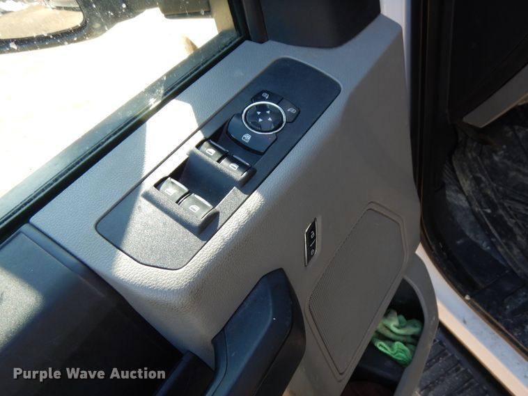 image for item DF6467 2017 Ford F350 Super Duty  SuperCab tow truck