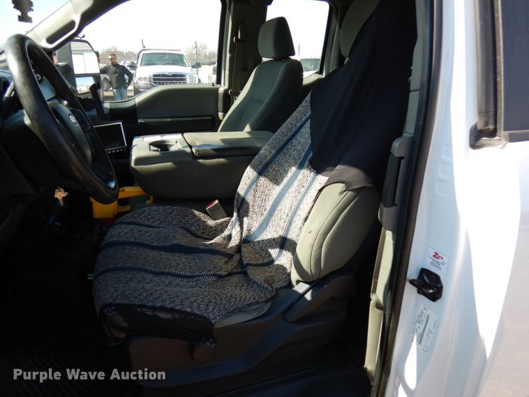 image for item DF6467 2017 Ford F350 Super Duty  SuperCab tow truck