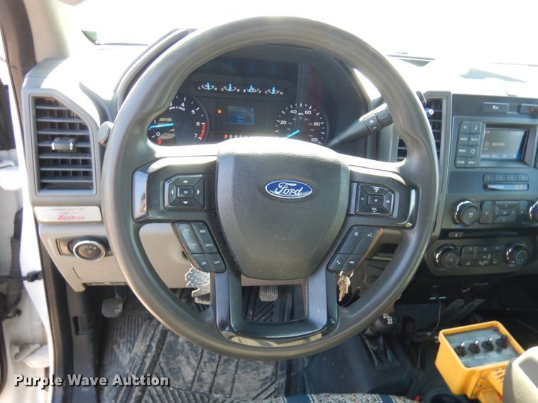 image for item DF6467 2017 Ford F350 Super Duty  SuperCab tow truck