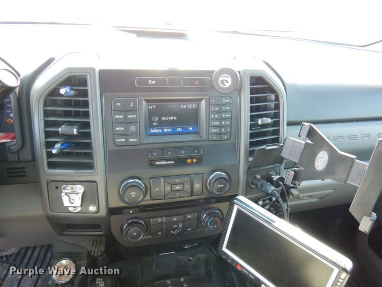 image for item DF6467 2017 Ford F350 Super Duty  SuperCab tow truck