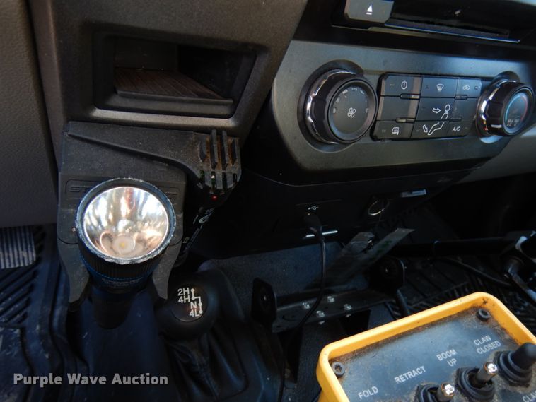 image for item DF6467 2017 Ford F350 Super Duty  SuperCab tow truck