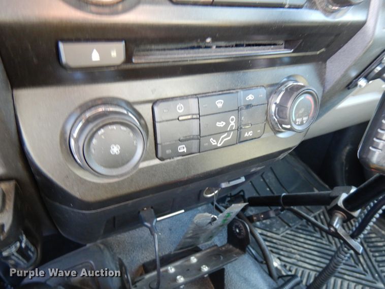 image for item DF6467 2017 Ford F350 Super Duty  SuperCab tow truck