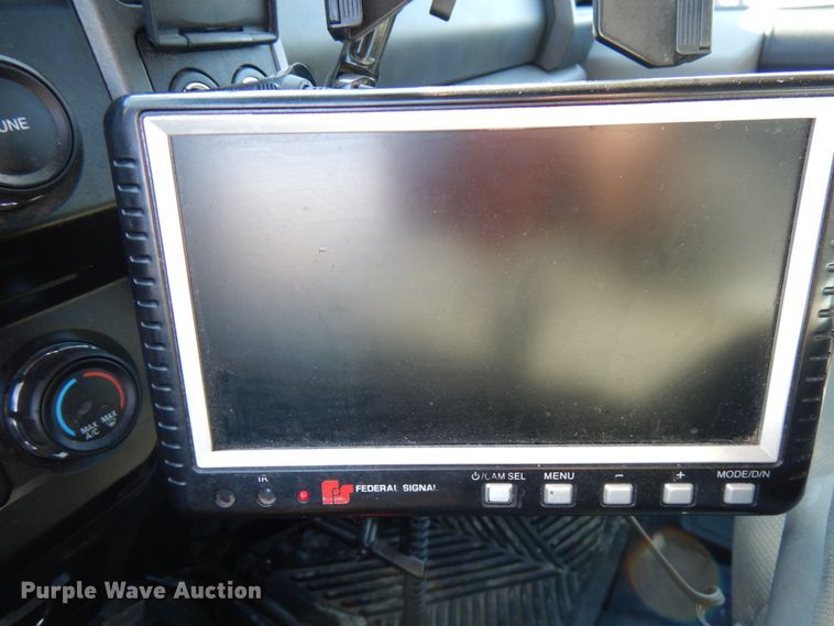 image for item DF6467 2017 Ford F350 Super Duty  SuperCab tow truck