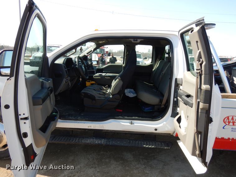 image for item DF6467 2017 Ford F350 Super Duty  SuperCab tow truck