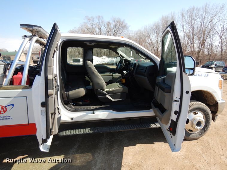 image for item DF6467 2017 Ford F350 Super Duty  SuperCab tow truck