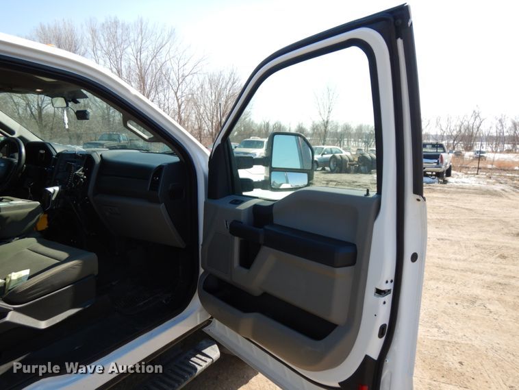 image for item DF6467 2017 Ford F350 Super Duty  SuperCab tow truck