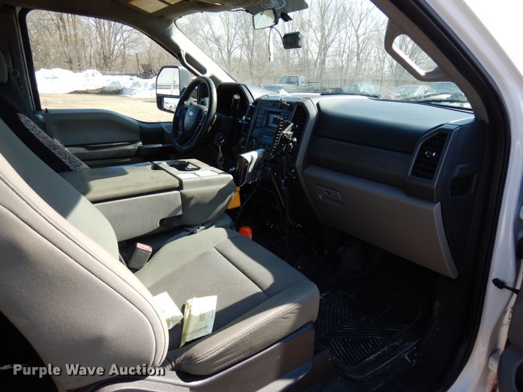 image for item DF6467 2017 Ford F350 Super Duty  SuperCab tow truck