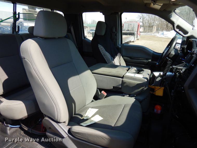 image for item DF6467 2017 Ford F350 Super Duty  SuperCab tow truck