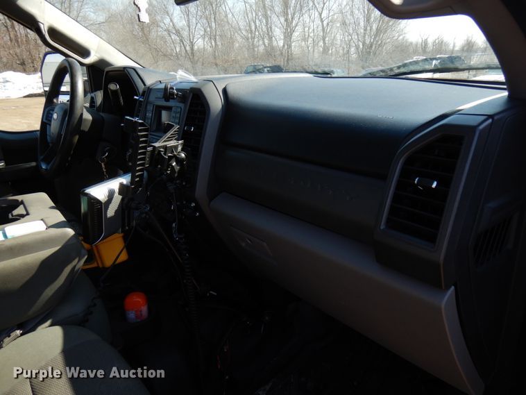 image for item DF6467 2017 Ford F350 Super Duty  SuperCab tow truck