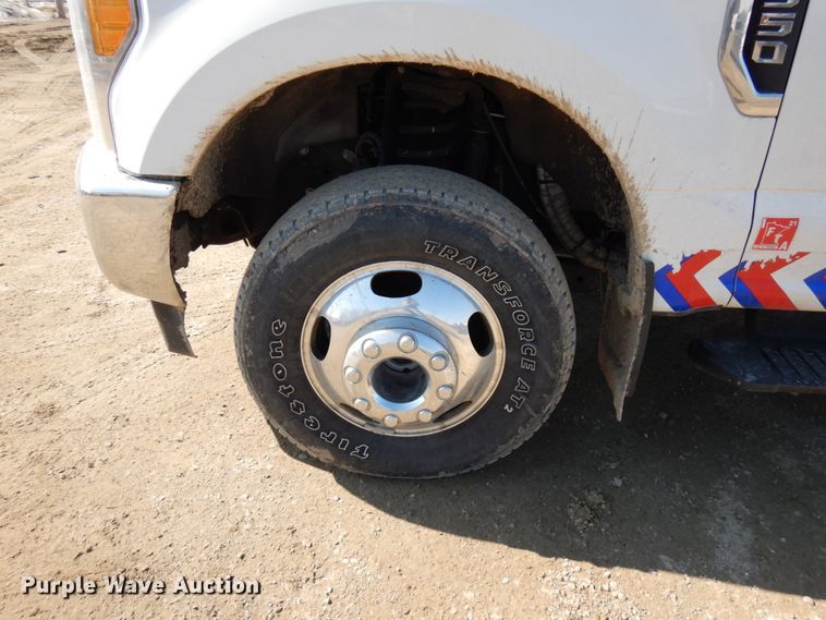 image for item DF6467 2017 Ford F350 Super Duty  SuperCab tow truck