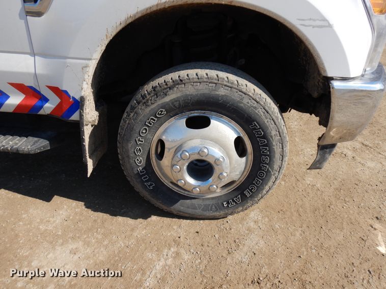 image for item DF6467 2017 Ford F350 Super Duty  SuperCab tow truck