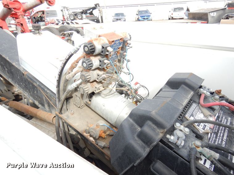 image for item DF6472 2011 Ford F350 Super Duty  SuperCab tow truck