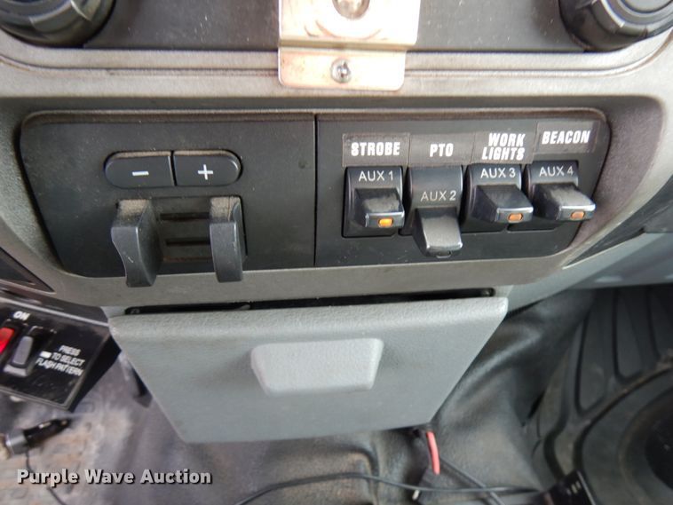 image for item DF6472 2011 Ford F350 Super Duty  SuperCab tow truck