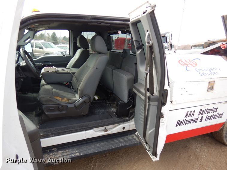 image for item DF6472 2011 Ford F350 Super Duty  SuperCab tow truck