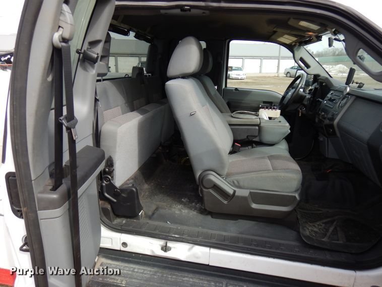 image for item DF6472 2011 Ford F350 Super Duty  SuperCab tow truck