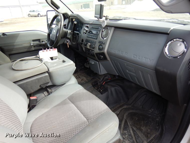 image for item DF6472 2011 Ford F350 Super Duty  SuperCab tow truck