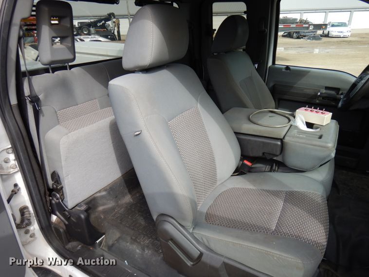 image for item DF6472 2011 Ford F350 Super Duty  SuperCab tow truck